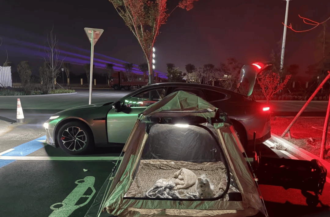 国庆期间年轻人旅行掀起“帐篷过夜”热潮ag真人平台第一游戏不住酒店住帐篷！(图3)